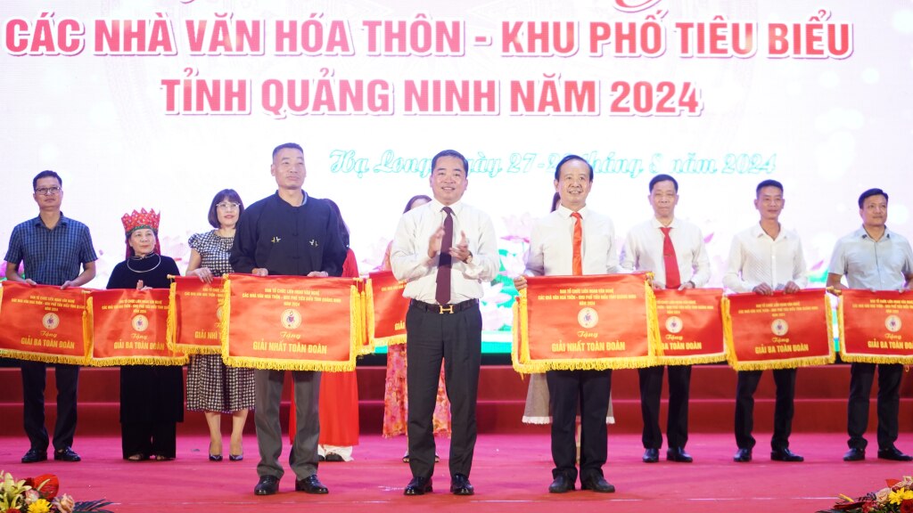 Lãnh đạo Sở Văn hóa- Thể thao trao giải toàn đoàn cho các đơn vị.