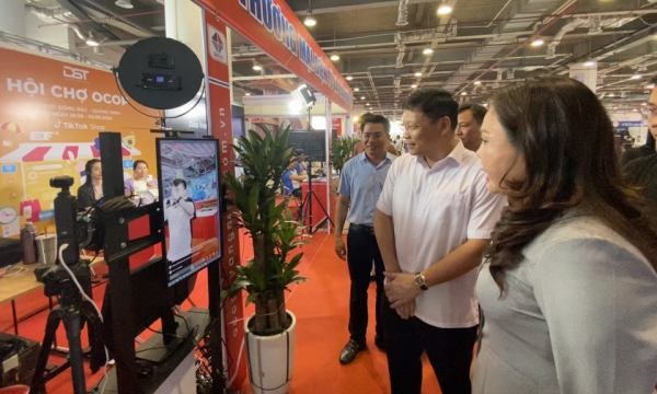 Los líderes provinciales inspeccionan los preparativos para la Feria OCOP en la región noreste - Quang Ninh 2024