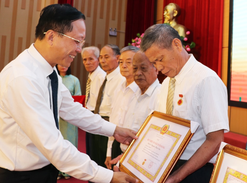 Đồng chí Nguyễn Chiến Thắng, Chủ tịch HĐND, Phó Bí thư Thành uỷ Uông Bí trao Huy hiệu Đảng cho đảng viên.