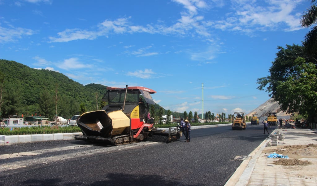 หน่วยรับจ้างก่อสร้างถนนลาดยางบริเวณสี่แยกสะพานวานร 3 (อำเภอวานร) ภาพโดย : มานห์ เติง