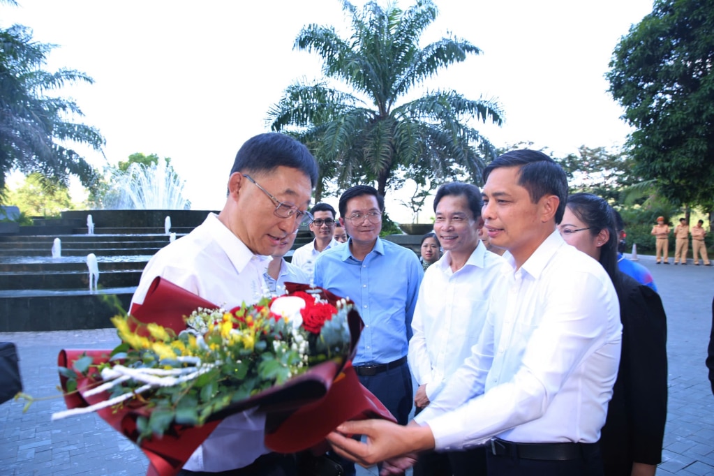 Đồng chí Vũ Văn Diện, Phó Chủ tịch Thường trực UBND tỉnh tặng hoa chào mừng đồng chí Lưu Ninh và đoàn đại biểu Khu tự trị dân tộc Choang Quảng Tây Trung Quốc đến thăm và làm việc tại tỉnh Quảng Ninh.