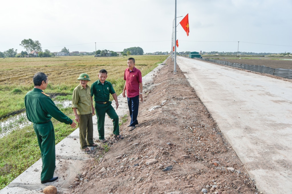 Hội viên CCB xã Hải Đông (TP Móng Cái) tham gia hiến đất làm tuyến đường nội đồng.  Ảnh: Hoàng Giang