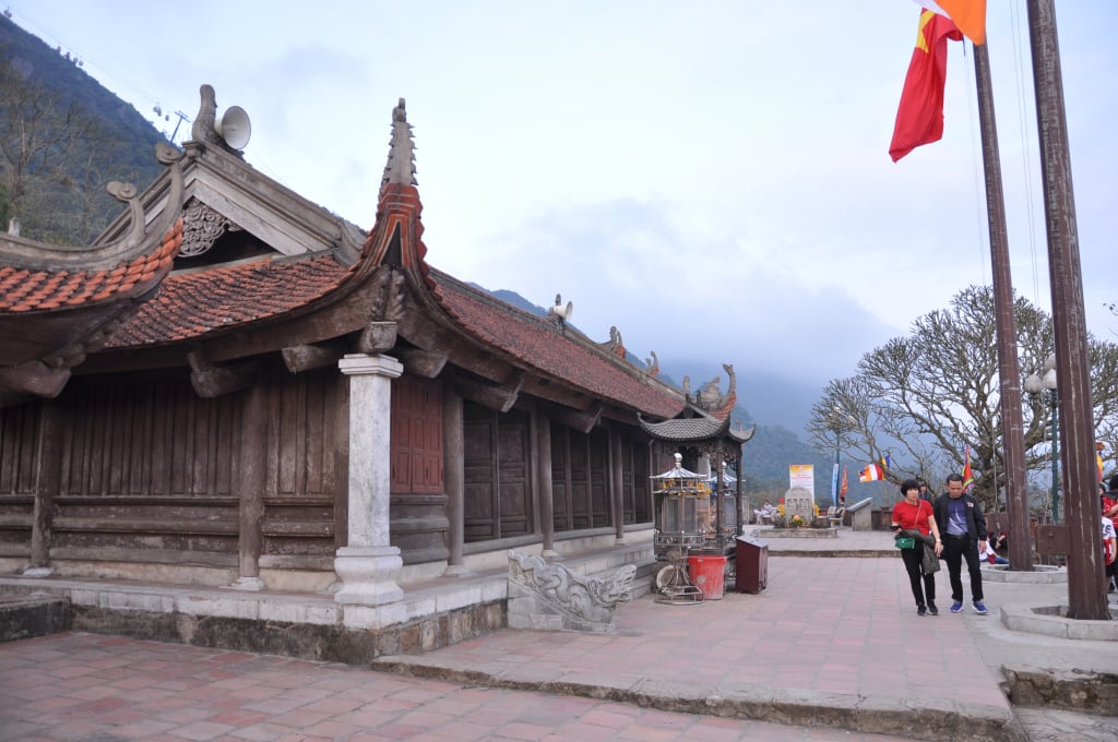 Pagoda y torre en la cordillera de Yen Tu