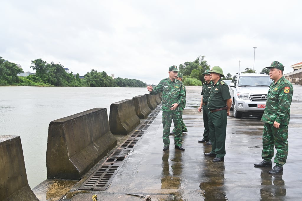 Đại tá Nguyễn Văn Thiềm, Chỉ huy trưởng BĐBP tỉnh, kiểm tra công tác chống bão số 2 tại cầu phao km3+4, TP Móng Cái.