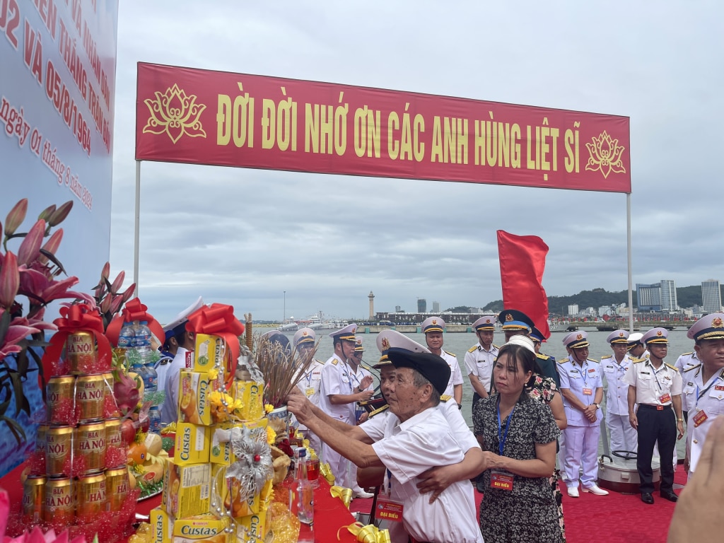 Ông Lê Đăng Nhự (sinh năm 1940, quê xã Thiệu Giao, huyện Thiệu Hóa, tỉnh Thanh Hoá) thắp nén hương tưởng nhớ đồng đội đã hi sinh trong