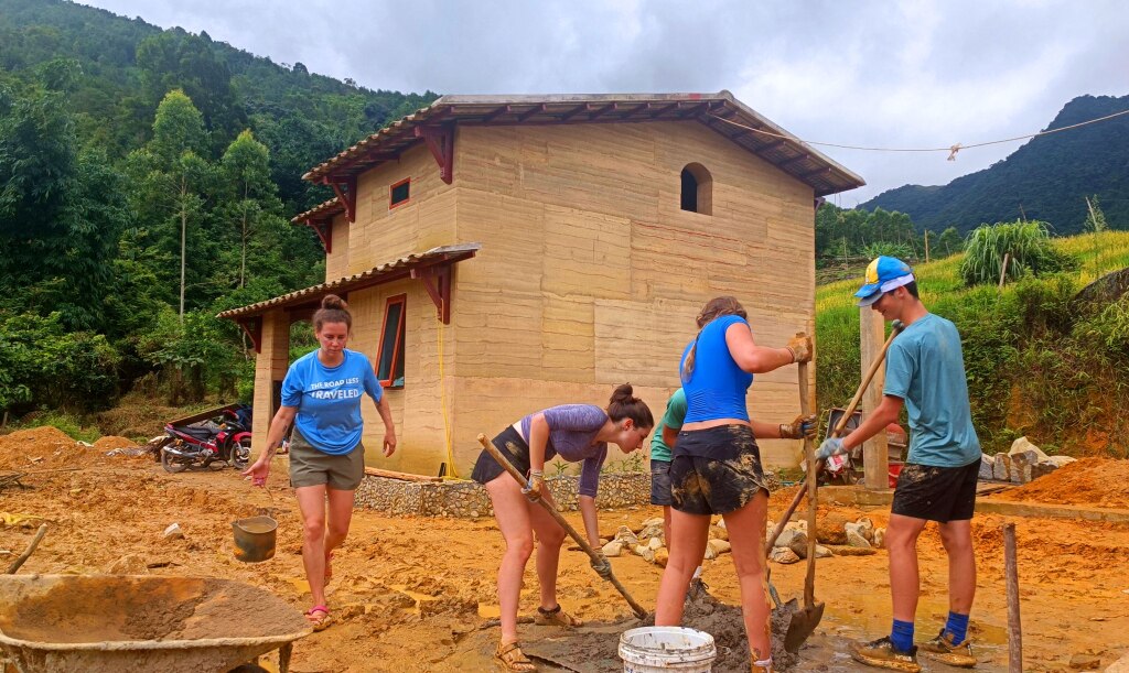 Du khách cùng tham gia dựng nếp nhà trình tường ở Đồng Văn (Bình Liêu) để hiểu hơn về cuộc sống, văn hóa bản địa của bà con dân tộc.