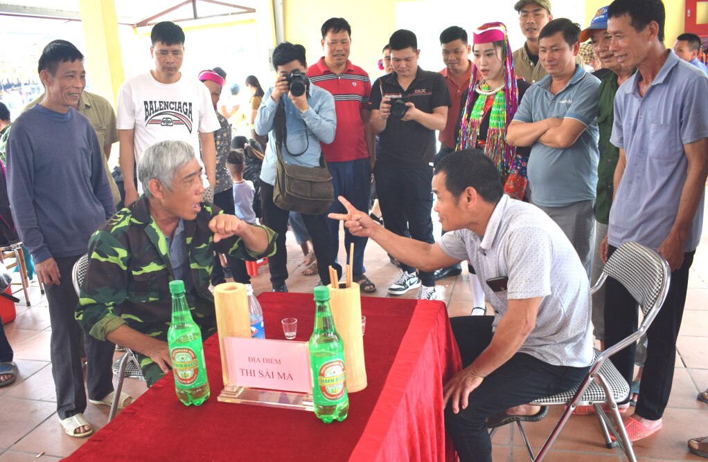 Gian hàng chơi Sài Mả ở Chợ phiên vùng cao Hà Lâu, huyện Tiên Yên luôn thu hút đông du khách