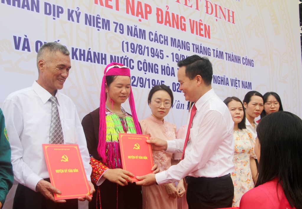 Đồng chí Trương Mạnh Hùng, Bí thư Huyện ủy Vân Đồn, trao Quyết định kết nạp đảng viên dịp Quốc khánh 2/9. Ảnh: Mạnh Trường