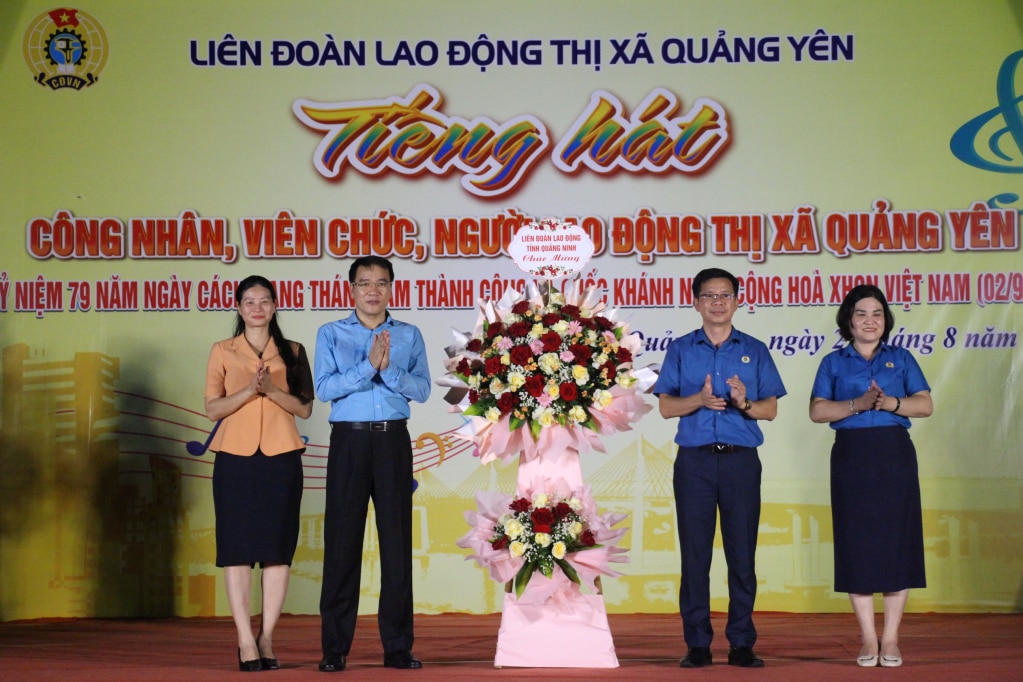 Mr. To Xuan Thao, Chairman of the Provincial Federation of Labor, presented flowers to congratulate the Quang Yen Town Federation of Labor.