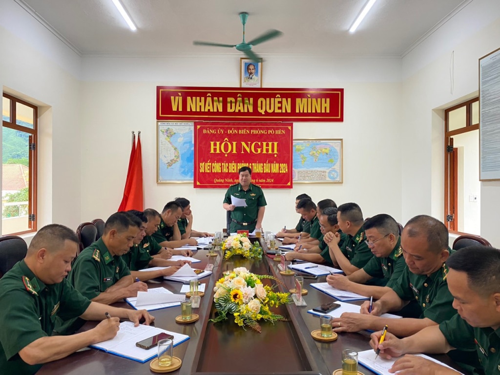 Oberstleutnant Nguyen Duc Nam ist den Offizieren und Soldaten stets nahe und hört sich ihre Meinung an.