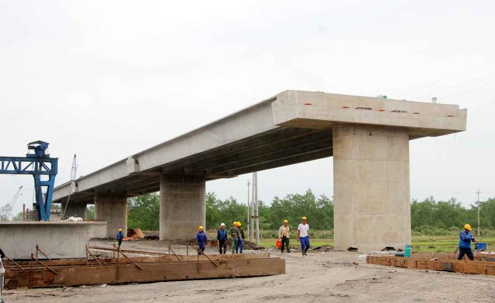 Thi công các cầu cạn thuộc dự án tuyến đường nối cao tốc Hạ Long - Hải Phòng đến TX Đông Triều.