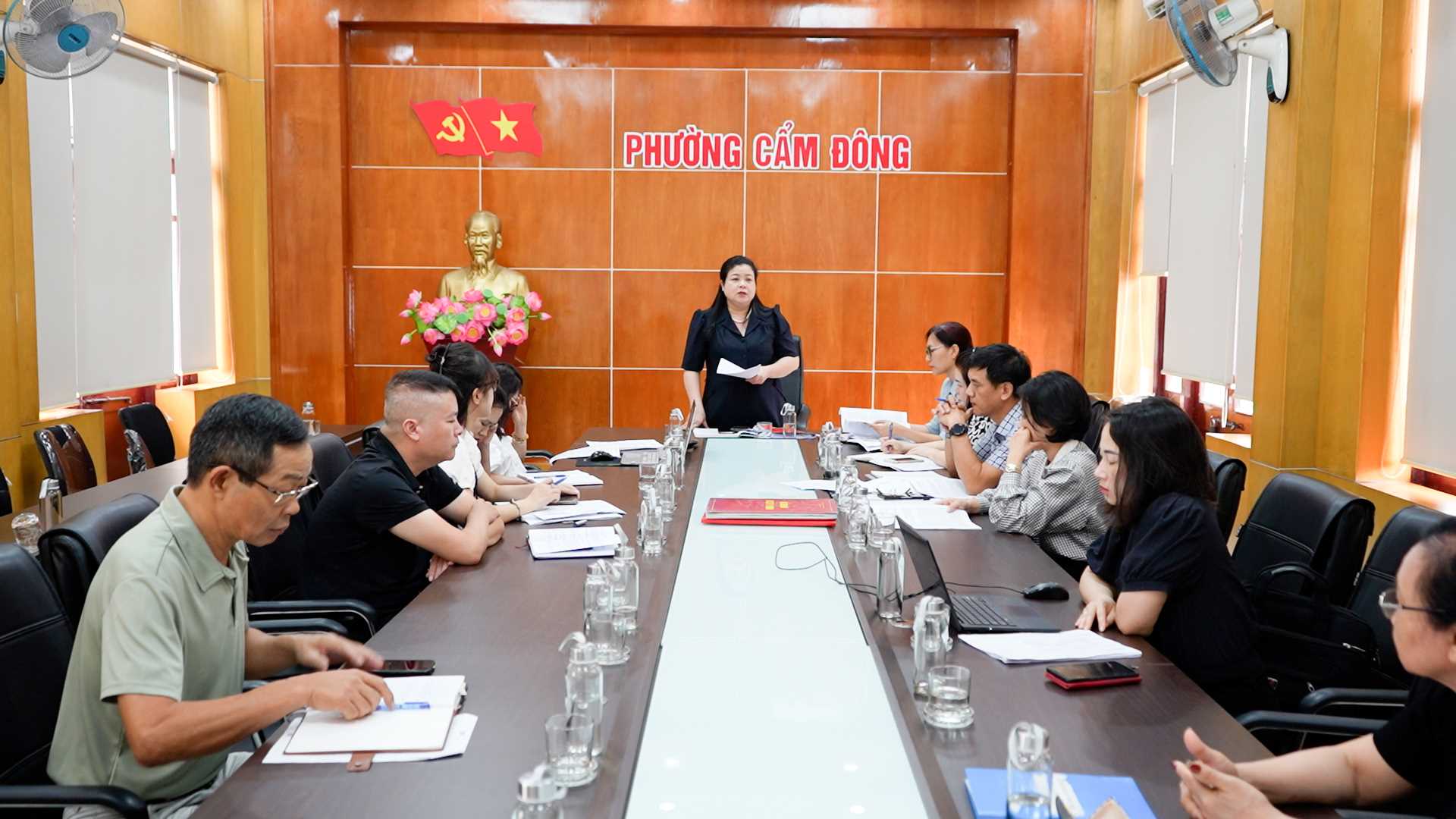 Le Comité permanent du Front de la patrie du Vietnam de la ville de Cam Pha supervise l'application de la loi sur l'accueil des citoyens et le traitement des plaintes et des dénonciations du président du Comité populaire du quartier de Cam Dong. Photo : Bach Duong (Centre culturel et d'information de Cam Pha)