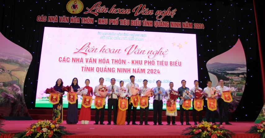 Lãnh đạo tỉnh và Sở Văn hóa- Thể thao tặng hoa và cờ lưu niệm cho đại diện các đoàn.