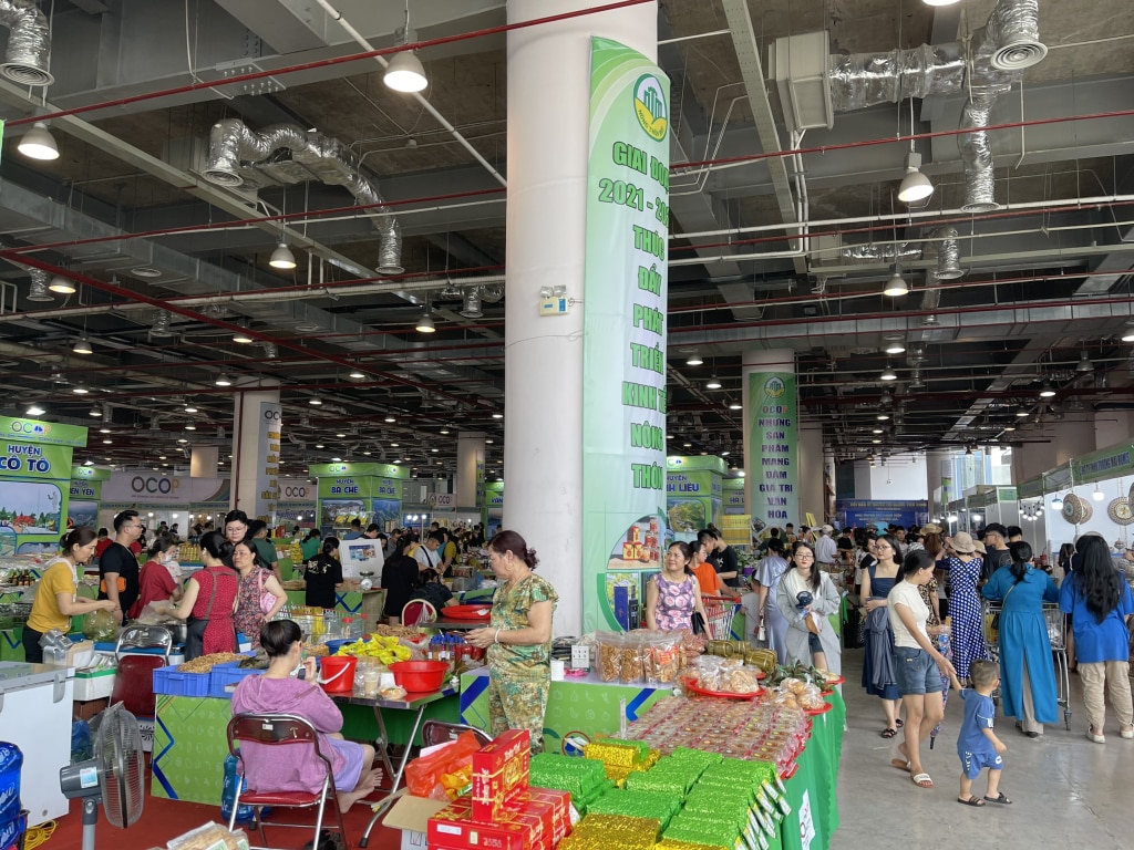 Many locals and tourists come to shop at the Quang Ninh OCOP Fair - Summer 2024.