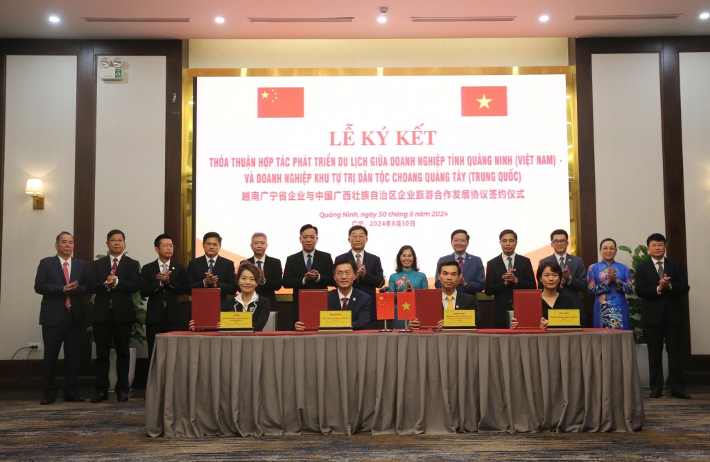 Signing of a tourism development cooperation agreement between Quang Ninh enterprises and Guangxi Zhuang Autonomous Region (China).