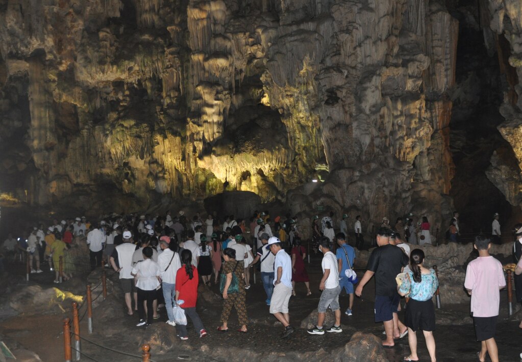 Du khách tham quan hang động trên Vịnh Hạ Long.