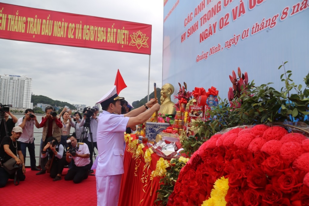 Đồng chí Trung tướng Nguyễn Văn Bổng, Bí thư Đảng ủy, Chính ủy Hải quân dâng hương tại lễ tưởng niệm.