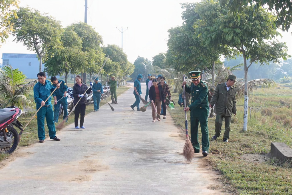 Lực lượng vũ trang và nhân dân xã Đầm Hà (huyện Đầm Hà) dọn dẹp vệ sinh môi trường.