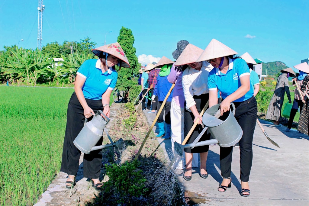 HLHPN xã Yên Đức (TX Đông Triều) triển khai hoạt động trồng cây xanh trên tuyến đường kiểu mẫu đoạn đường 333 đến khu bãi xe của thôn Đồn Sơn