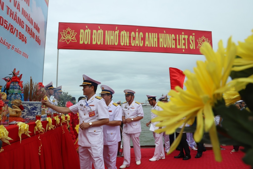 Marineoffiziere und Soldaten bringen Weihrauch dar, um der Soldaten und Menschen zu gedenken, die in der Ersten Siegesschlacht in Quang Ninh ihr Leben geopfert haben.