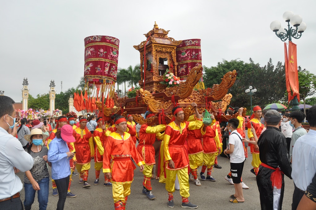 Lê hội Bạch Đằng được tổ chức định kỳ hàng năm thu hút đông đảo người dân, du khách tham gia. Ảnh: Phan Hằng