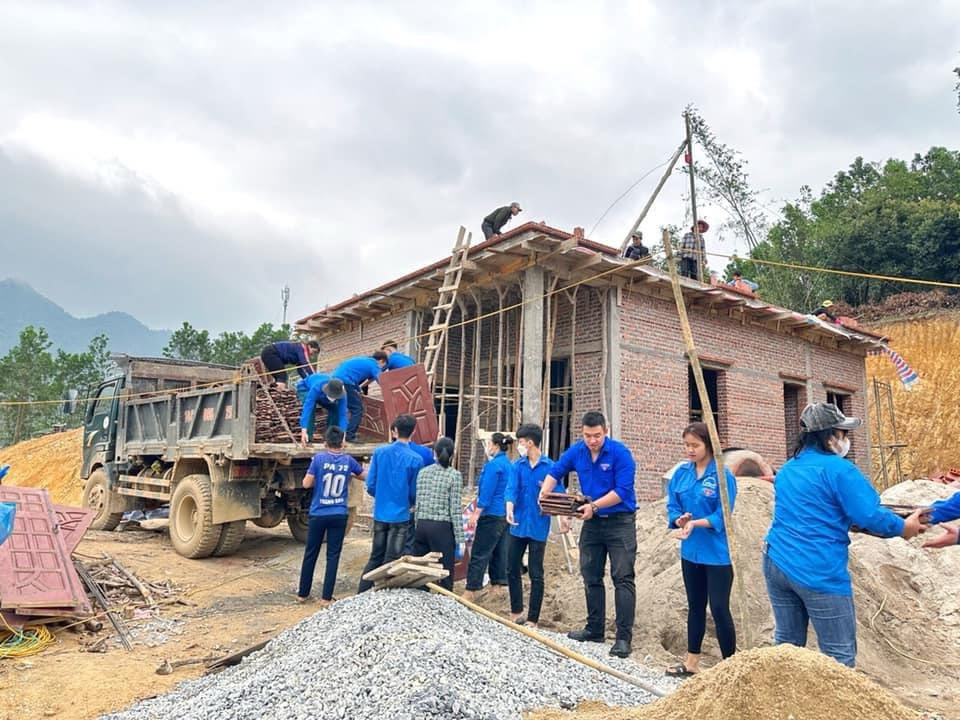 Thanh niên Hạ Long hỗ trợ người dân xã Đồng Lâm (thuộc diện giải phóng mặt bằng) di chuyển đồ đạc và vật liệu xây dựng về chỗ xây dựng nhà mới (Ảnh do đơn vị cung cấp).