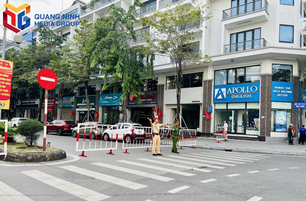 Traffic police (Ha Long City Police) direct traffic at road closures.