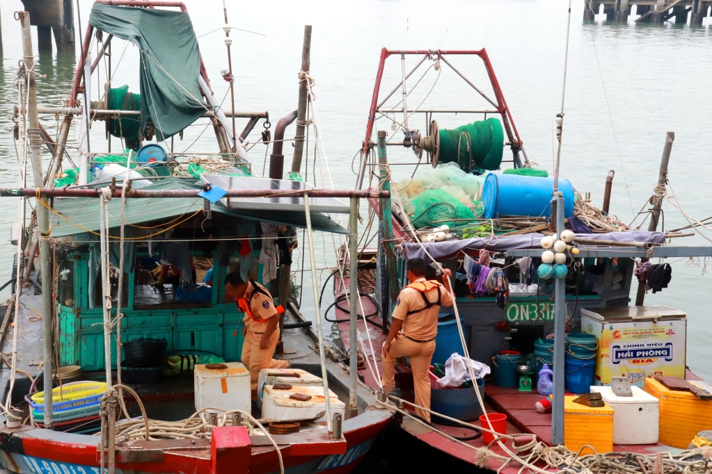 Đội Cảnh sát giao thông trật tự (Công an TP Hạ Long) phát hiện, xử lý 2 phương tiện có hành vi đánh bắt, khai thác thuỷ sản trái phép tại vùng lõi Di sản Vịnh Hạ Long. Ảnh: Hà Phong