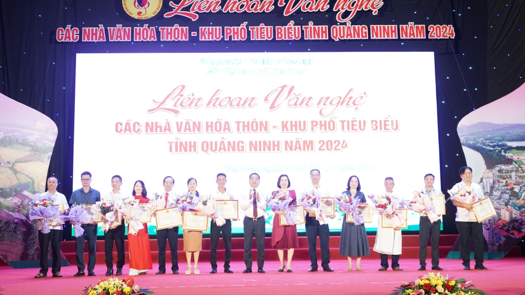 Lãnh đạo Sở Văn hóa- Thể thao cũng đã trao giấy khen cho 13 đoàn có thành tích xuất sắc tham gia tại Liên hoan văn nghệ các nhà văn hóa thôn – khu phố tiêu biểu tỉnh Quảng Ninh năm 2024.