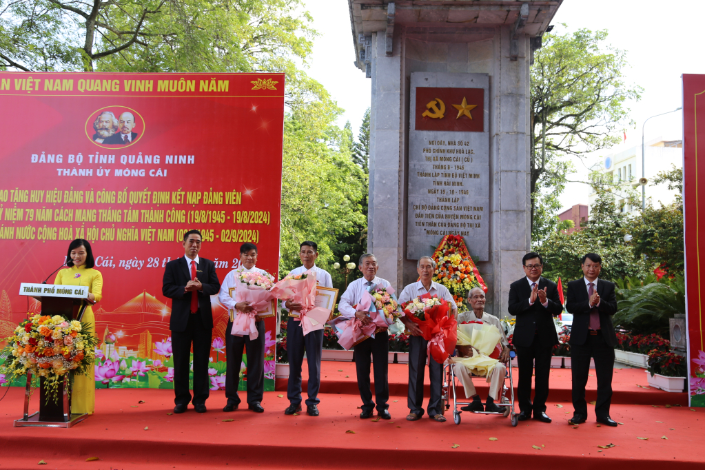 ថ្នាក់ដឹកនាំទីក្រុង Mong Cai បានប្រគល់ផ្លាកសញ្ញាបក្សដល់សមាជិកបក្សចំនួន ៨ ដែលមានសមាជិកភាព ៥០, ៥៥, ៦០ និង ៦៥ឆ្នាំ។