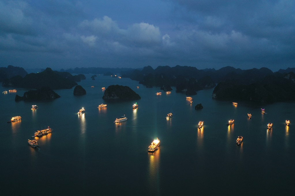 Die Halong-Bucht ist ein attraktives Reiseziel, das bei in- und ausländischen Touristen beliebt ist.