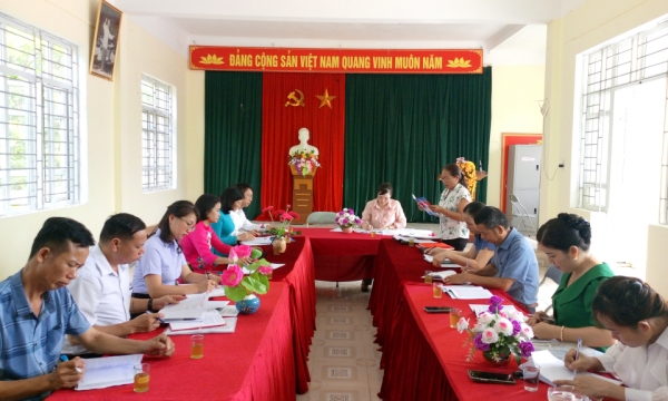 El jefe del Departamento de Propaganda del Comité Provincial del Partido asistió a una reunión en la Célula del Partido de la aldea de Binh Minh, comuna de Dai Binh (Dam Ha).