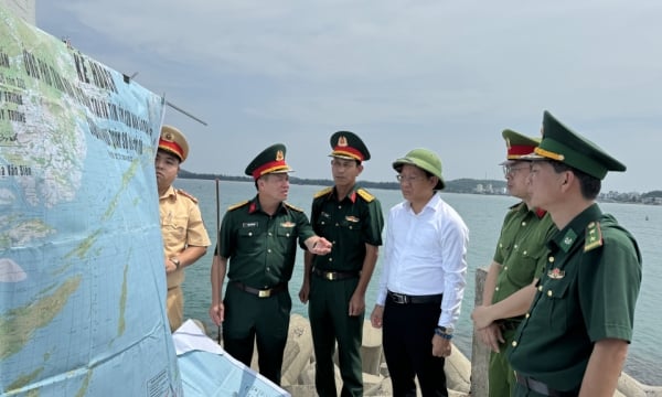 Le colonel Khuc Thanh Du, commandant du commandement militaire provincial, a inspecté les travaux de prévention des tempêtes dans le district de Co To.