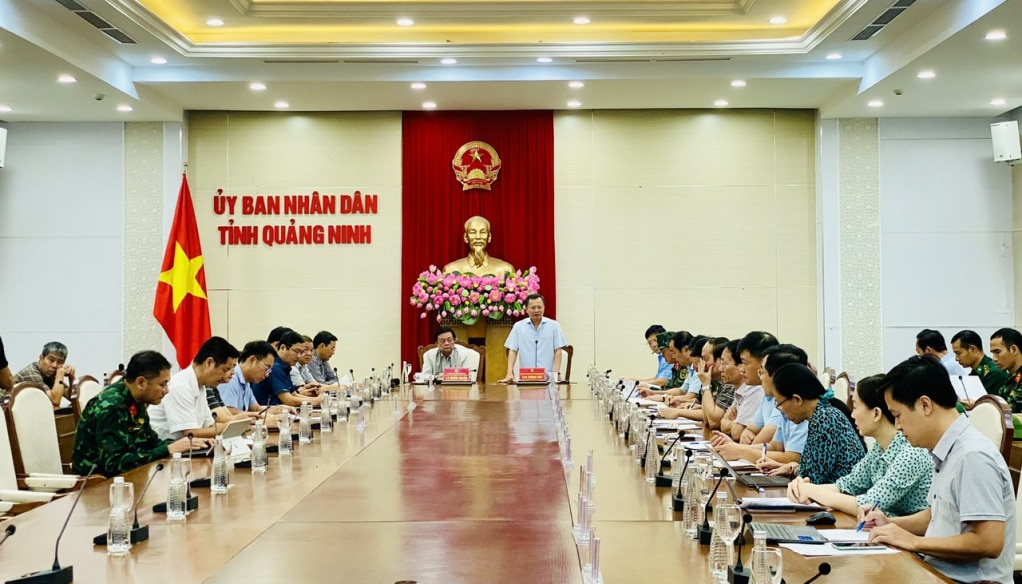 សមមិត្ត Cao Tuong Huy អនុលេខាគណៈកម្មាធិការបក្សខេត្ត ប្រធានគណៈកម្មាធិការប្រជាជនខេត្ត ថ្លែងក្នុងកិច្ចប្រជុំ។