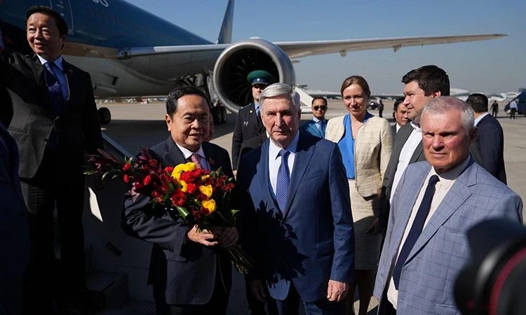 Arrivée du président de l'Assemblée nationale, Tran Thanh Man, à Moscou, en Fédération de Russie