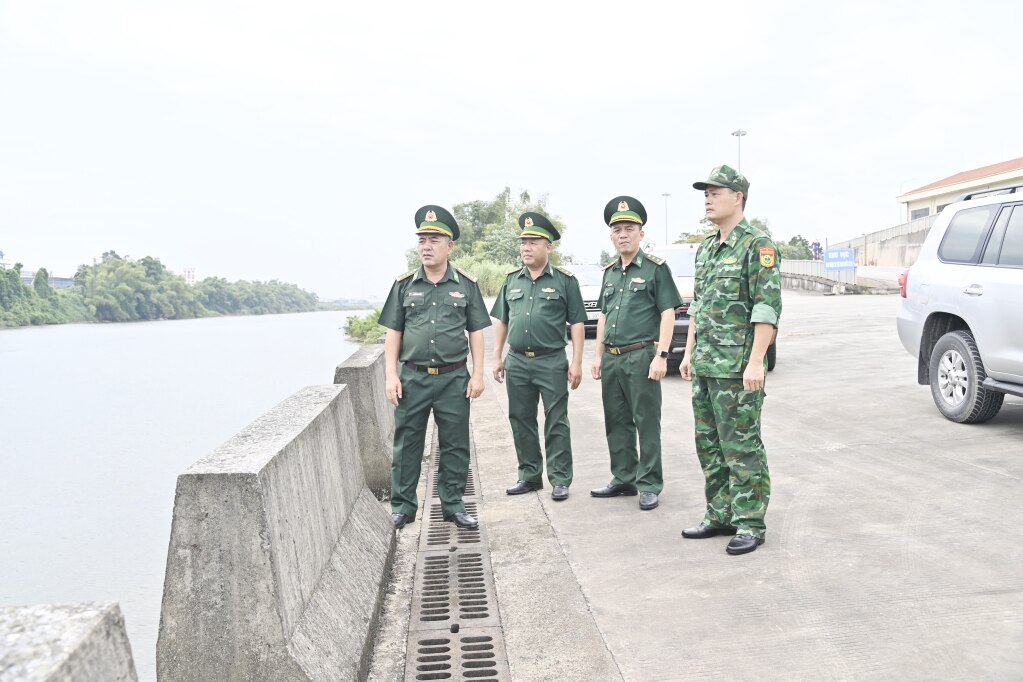 Lãnh đạo BĐBP tỉnh kiểm tra công tác ứng phó cơn bão số 3 tại cầu phao km3+4 (TP Móng Cái)