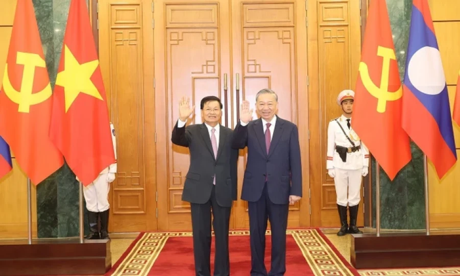 Le secrétaire général et président To Lam s'entretient avec le secrétaire général et président du Laos