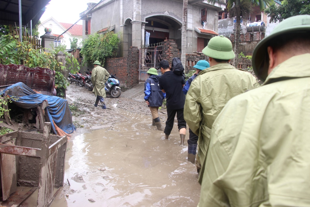 Tiefer Schlamm und Erde aufgrund von Hochwasser überschwemmt einige Wohngebiete in Zone 5, Bezirk Bac Son (Stadt Uong Bi).