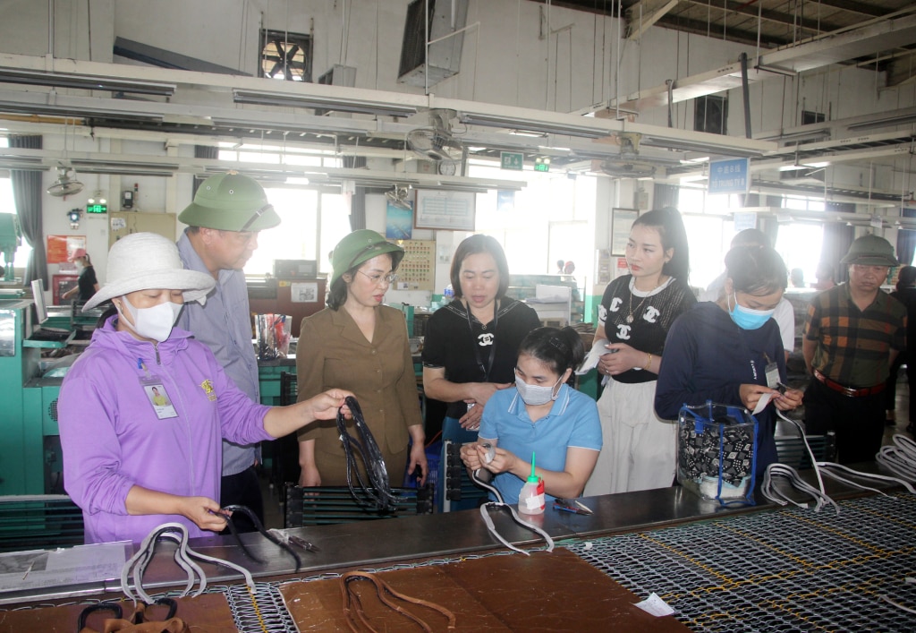 Le secrétaire adjoint permanent du comité provincial du parti a rendu visite aux travailleurs de Sao Vang Leather Shoes Company Limited et les a encouragés.