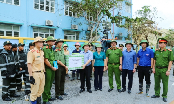 Phó Bí thư Tỉnh ủy Đặng Xuân Phương thăm, động viên đoàn viên, thanh niên tham gia khắc phục hậu quả bão số 3