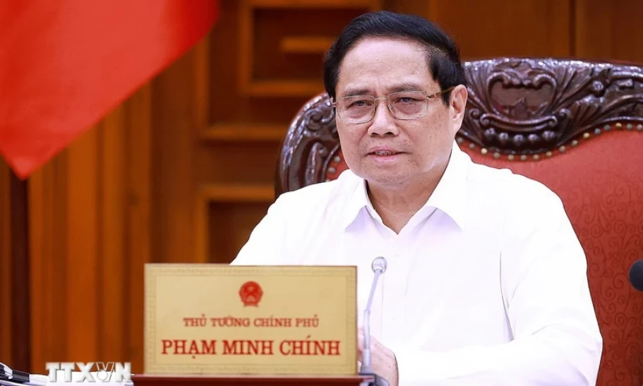 El primer ministro Pham Minh Chinh presidió una reunión para redactar una ley que modificaría muchas leyes.