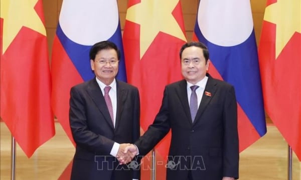 Le président de l'Assemblée nationale, Tran Thanh Man, rencontre le secrétaire général et président laotien, Thongloun Sisoulith