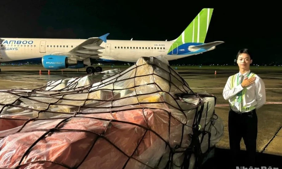 Bamboo Airways transporta de forma exprés un cargamento de ayuda gratuito a Hanoi