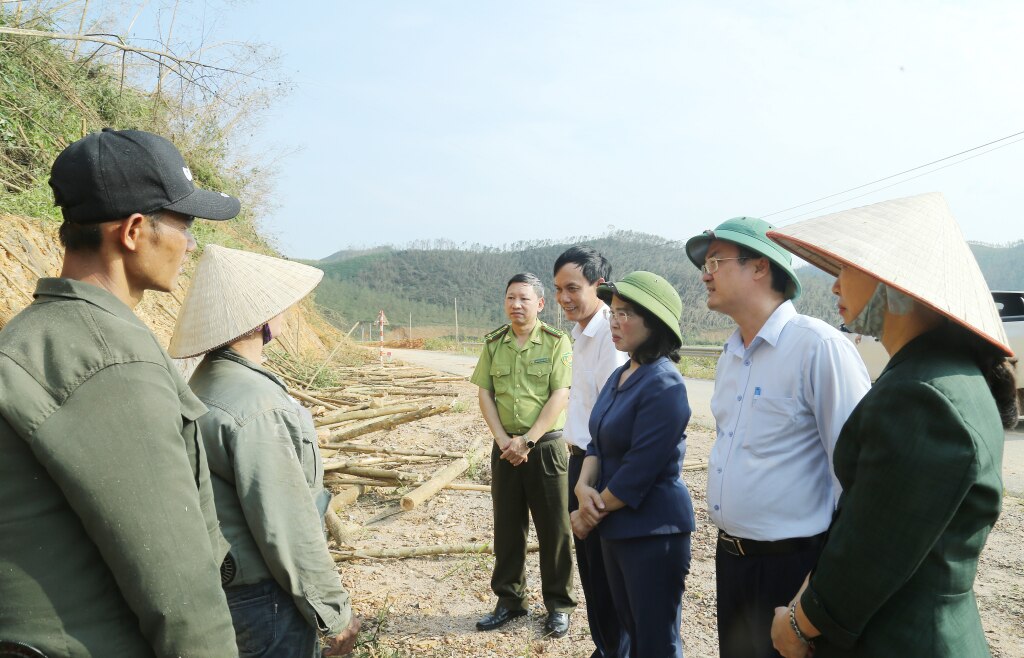 Đồng chí Phó Bí thư Thường trực Tỉnh ủy trò chuyện với các hộ dân.