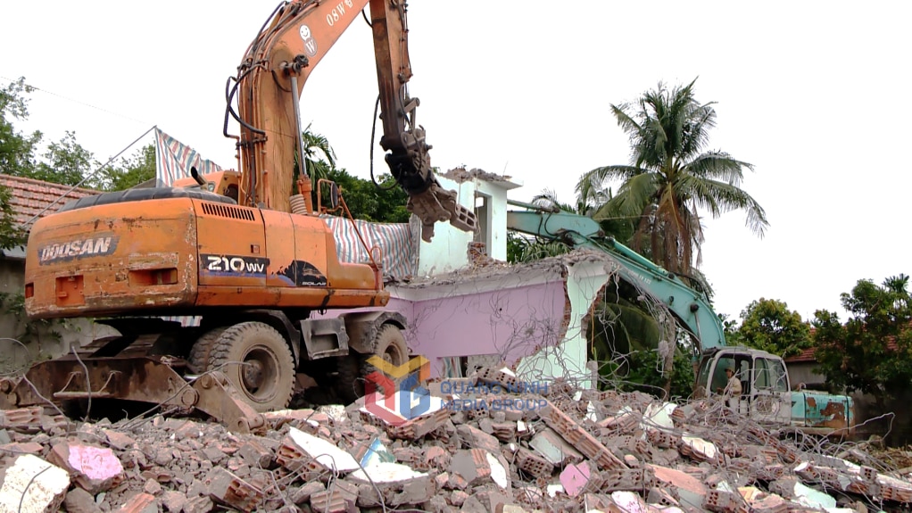 Đồng thuận với phương án bồi thường, nhiều hộ gia đình trong diện di dời đã thực hiện tháo dỡ công trình kiến trúc, bàn giao mặt bằng sạch cho thị xã