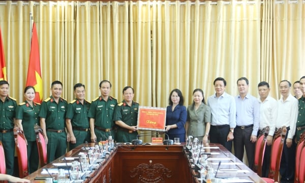 Đồng chí Phó Bí thư Thường trực Tỉnh ủy thăm, động viên lực lượng vũ trang khắc phục hậu quả bão