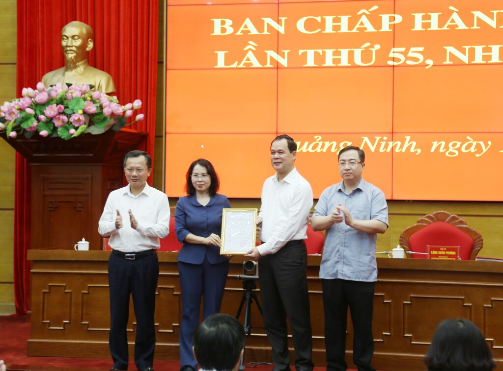 Đồng chí Trịnh Thị Minh Thanh, Phó Bí thư Thường trực Tỉnh ủy trao quyết định của Ban Bí thư Trung ương Đảng cho đồng chí Điệp Văn Chiến, Trưởng Ban Nội chính Tỉnh ủy.