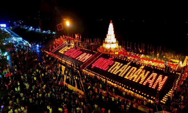 Mysterious ritual of praying for peace and lantern festival on the legendary Luc Dau river