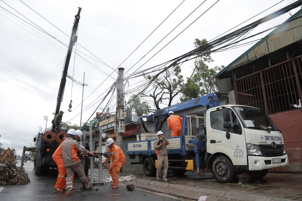 Ngành điện Quảng Ninh đã nhận được sự hỗ trợ của ngành điện nhiều tỉnh, thành phố. Trong ảnh là đội xung kích Điện lực Thanh Hóa chia thành các tổ ra hỗ trợ Quảng Ninh.