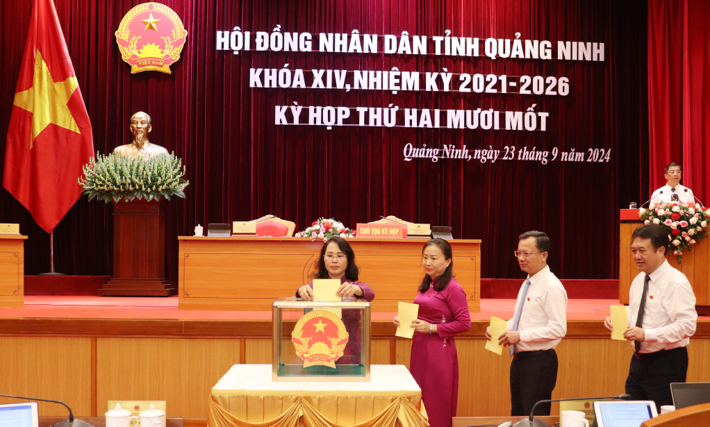 Các đại biểu bỏ phiếu bỏ phiếu bầu bổ sung Ủy viên UBND tỉnh nhiệm kỳ 2021-2026 đối với ông Trần Văn Phúc, Giám đốc Công an tỉnh.